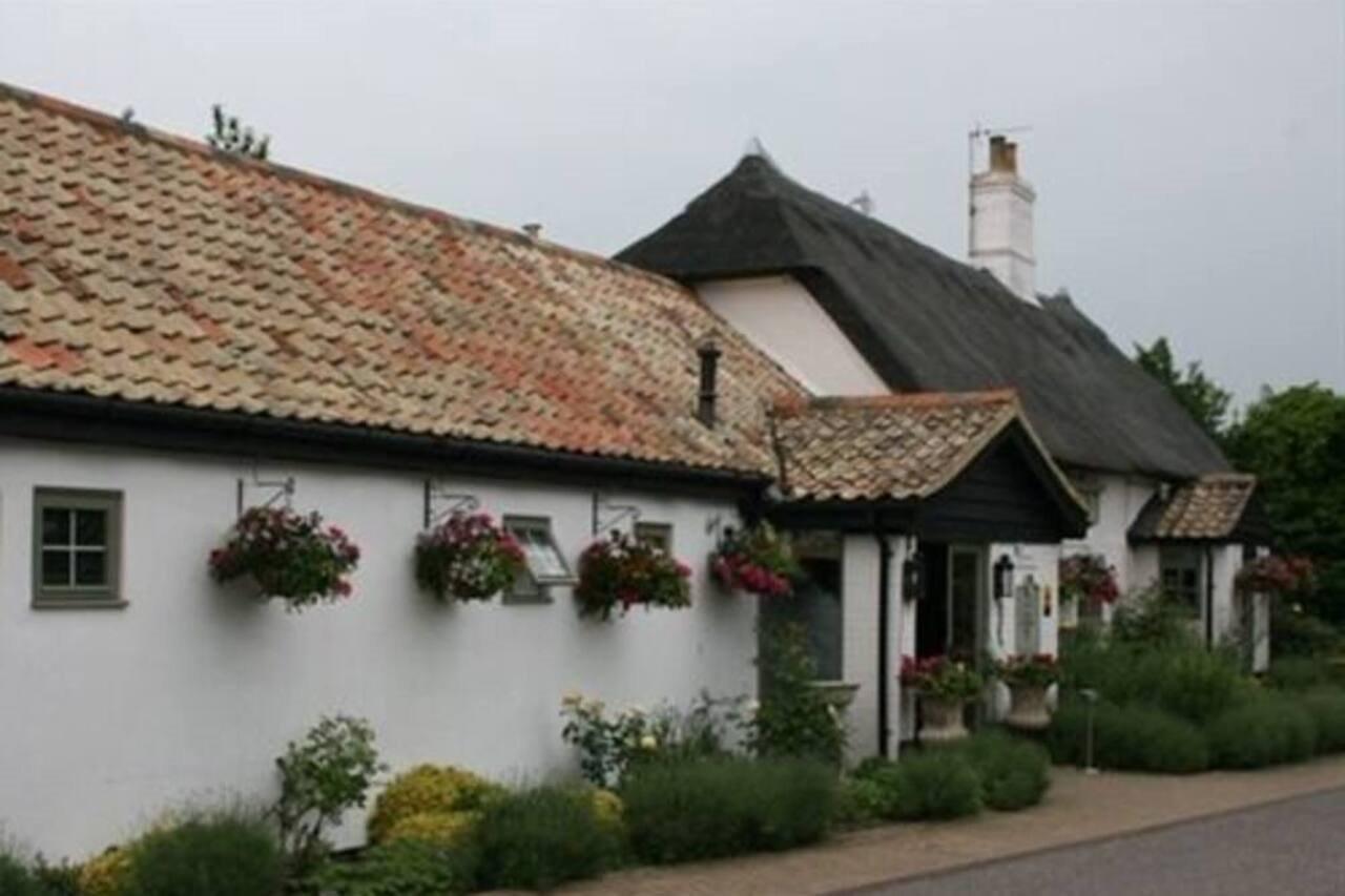Golden Ball Hotel Elsworth Zewnętrze zdjęcie