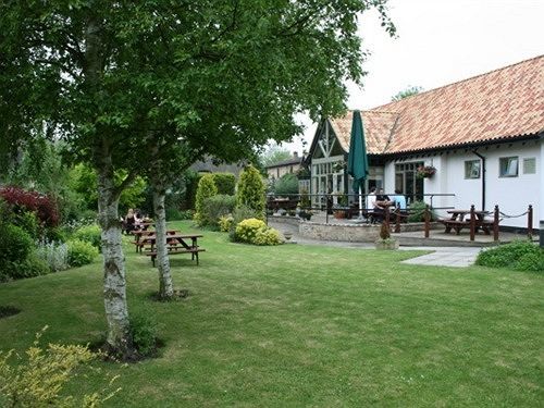 Golden Ball Hotel Elsworth Zewnętrze zdjęcie